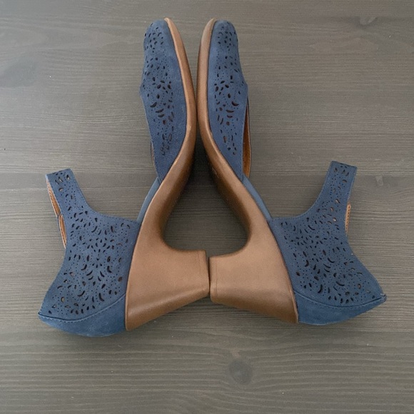 Easy Spirit Cindie Mary Jane Pump Laser Cut Out Leather Heels Size 8.5 N - Picture 4 of 9